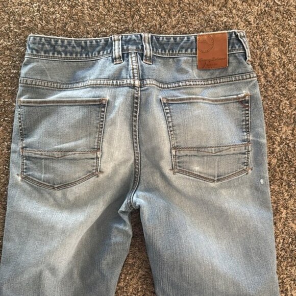 Tommy Bahama 32 x 28 Light Wash Distressed Athletic Straight - Picture 9 of 16